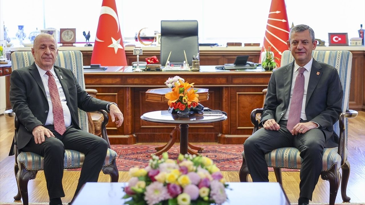 CHP Genel Başkanı Özgür Özel'den Muhittin Böcek'in Tutuklanmasına Sert Tepki
