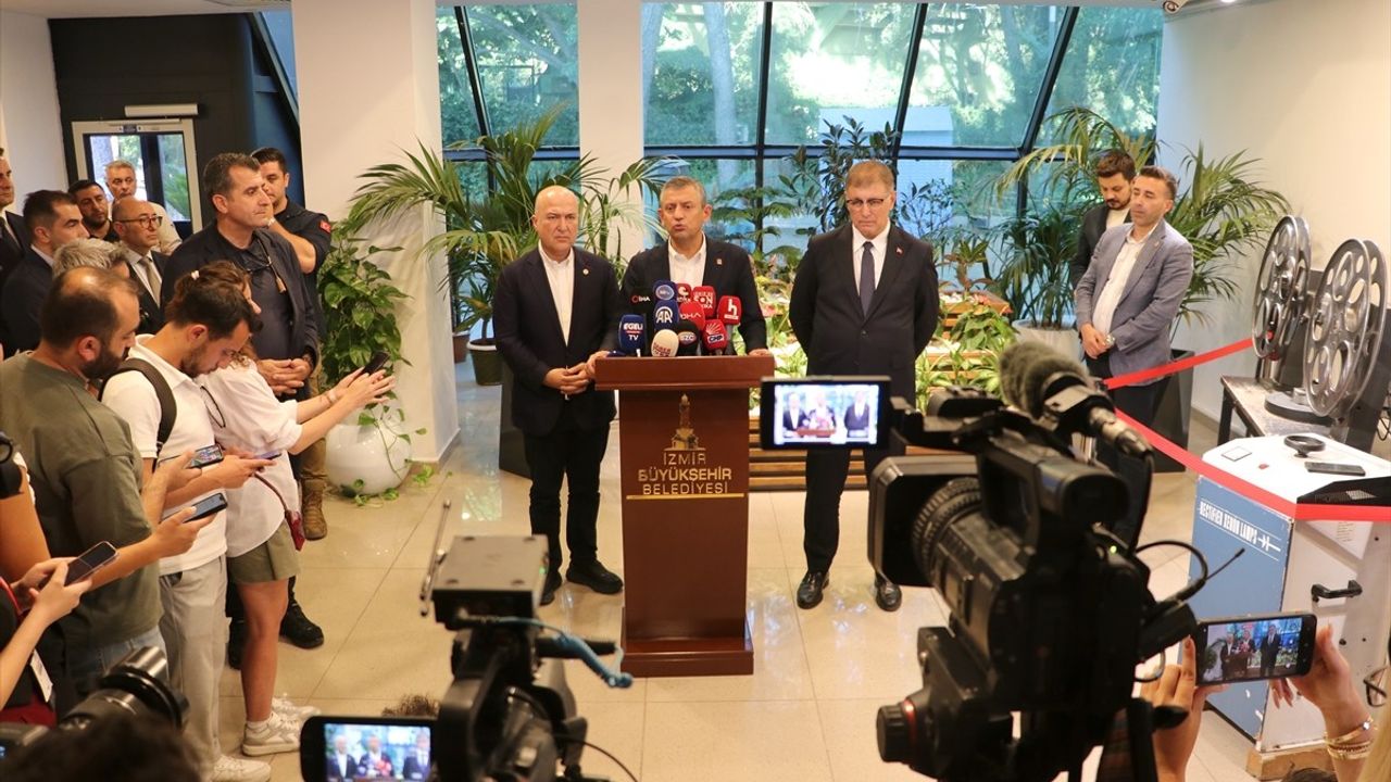 CHP Genel Başkanı Özgür Özel, İzmir Büyükşehir Belediyesini Ziyaret Etti
