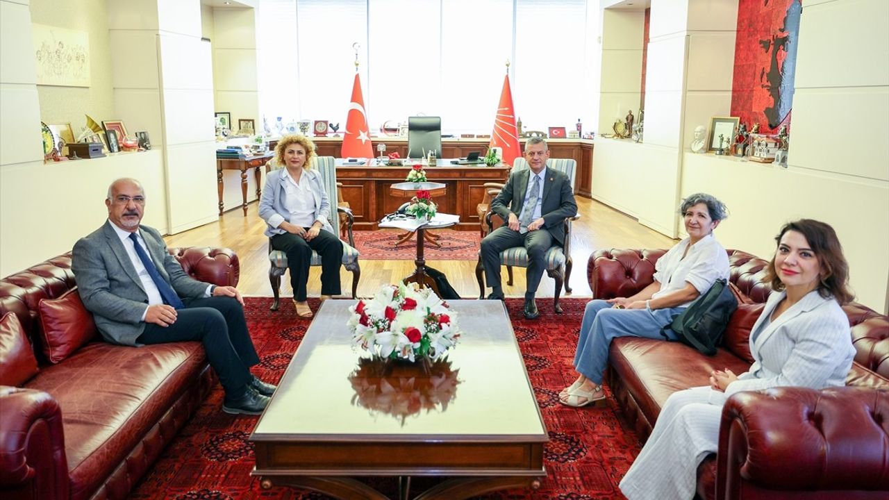 CHP Genel Başkanı Özgür Özel, KESK Heyetini Kabul Etti