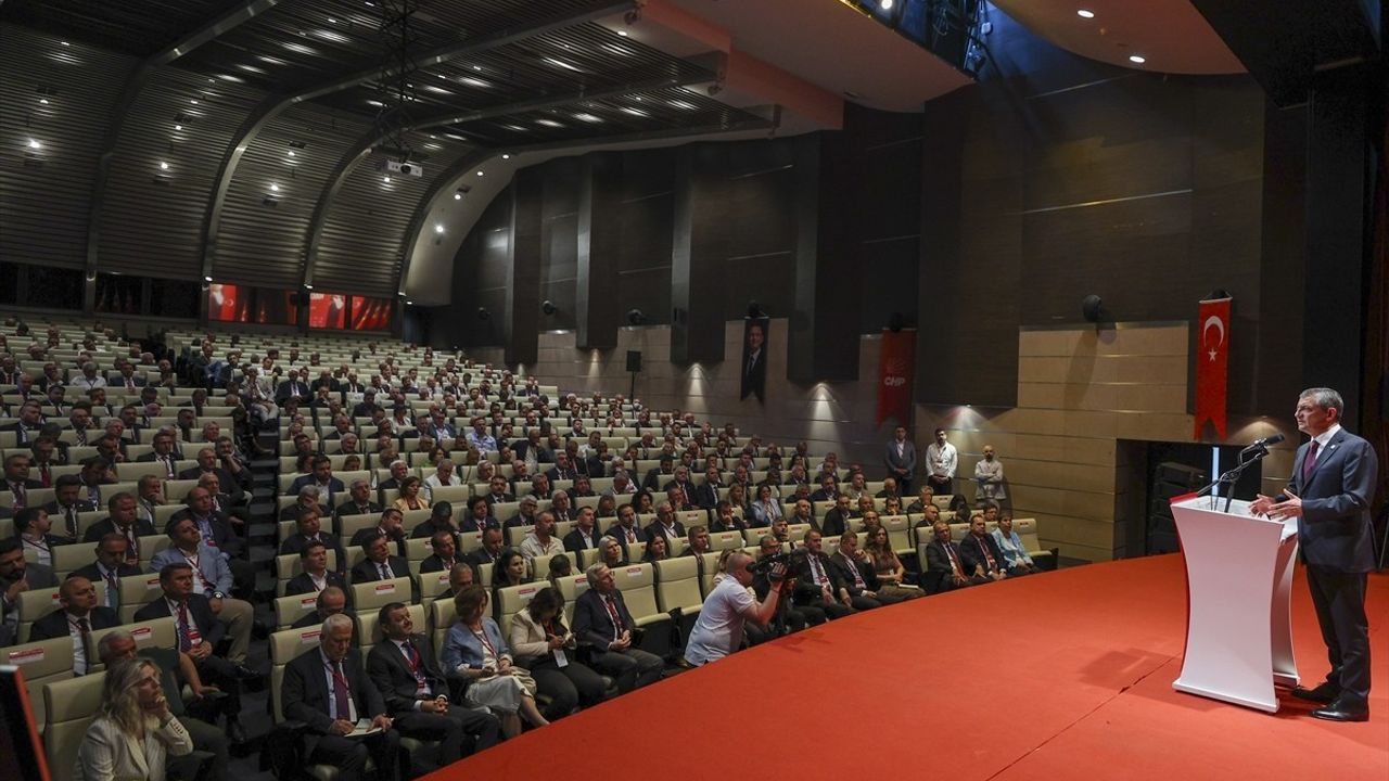 CHP Genel Başkanı Özgür Özel Liderliğinde Belediye Başkanları Toplantısı Yapıldı