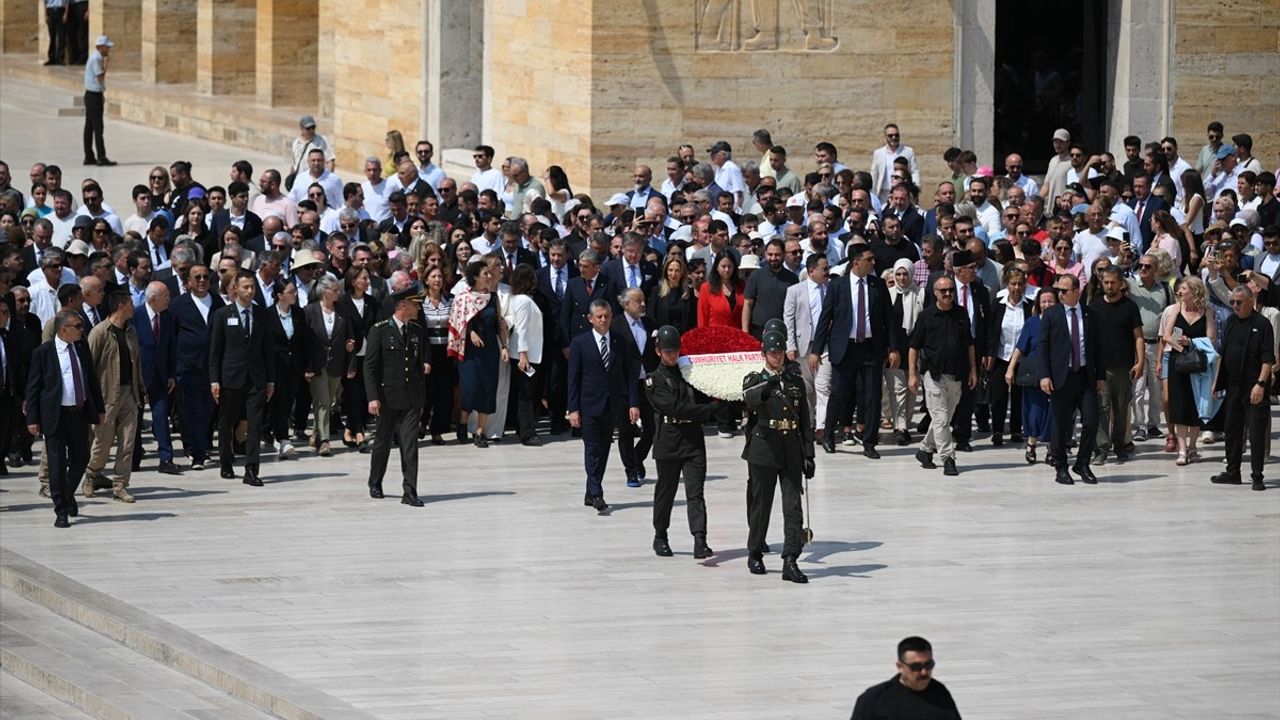 CHP Genel Başkanı Özgür Özel, Lozan Barış Antlaşması'nın 102. Yılında Anıtkabir'i Ziyaret Etti