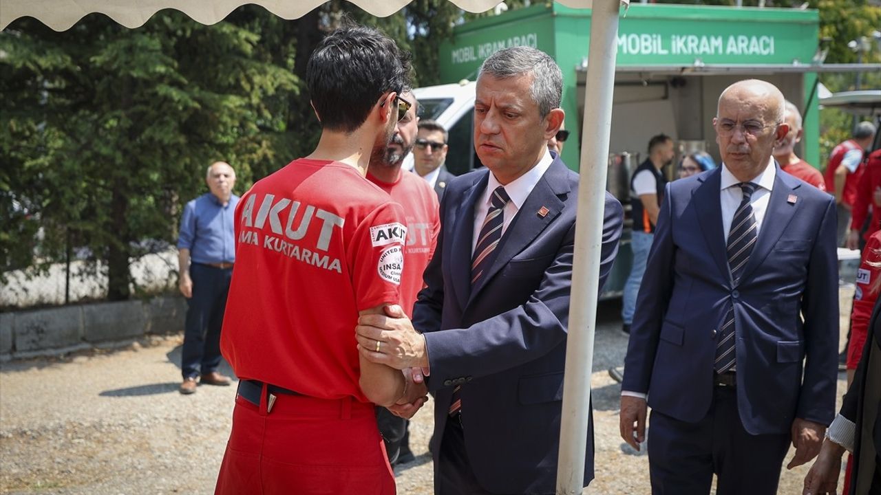 CHP Genel Başkanı Özgür Özel, Orman Yangınında Şehit Olan AKUT Gönüllüleri İçin Taziye Ziyaretinde Bulundu