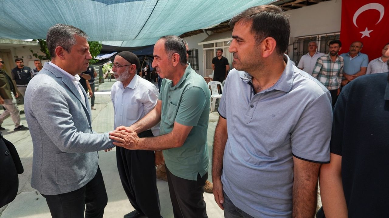 CHP Genel Başkanı Özgür Özel, Şehit Piyade Teğmen Furkan Sert'in Ailesini Ziyaret Etti