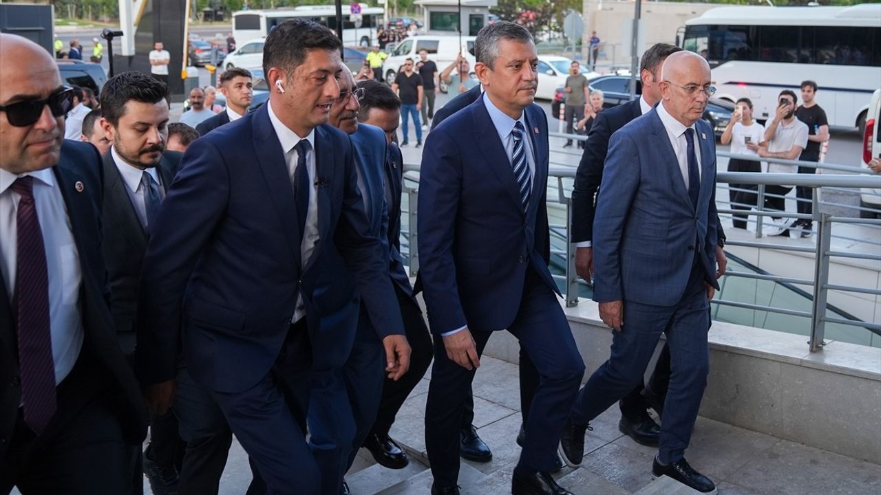 CHP Genel Başkanı Özgür Özel, Sözcü TV'ye Verilen Yayın Cezasını Kınadı