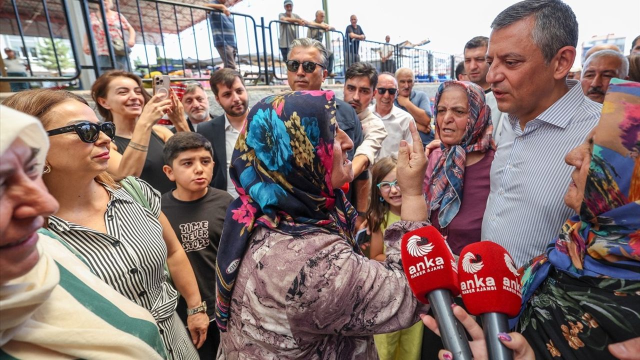CHP Genel Başkanı Özgür Özel, Yenimahalle Semt Pazarını Ziyaret Etti