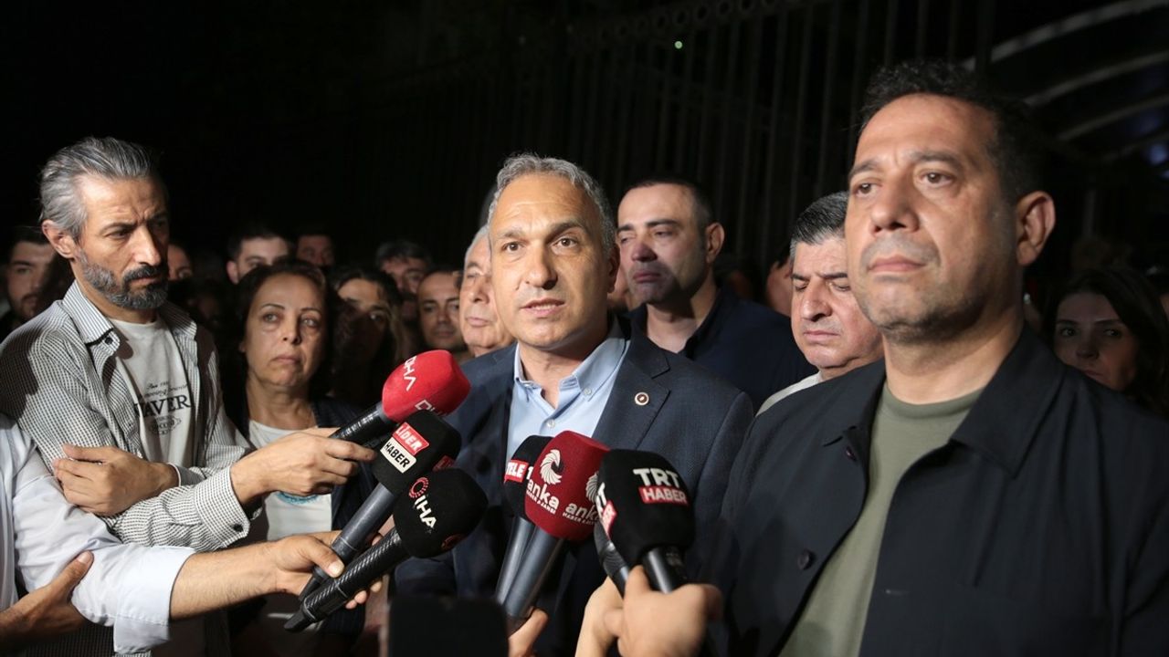 CHP'li İsimlerden Tutuklanan Antalya Belediye Başkanı Böcek'e Destek
