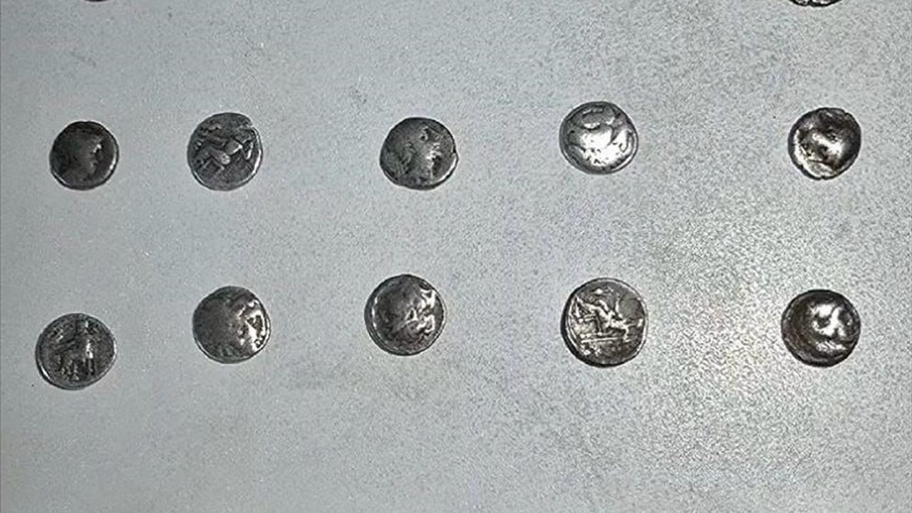 Çorum'da Bir Araçta 26 Tarihi Sikke Ele Geçirildi