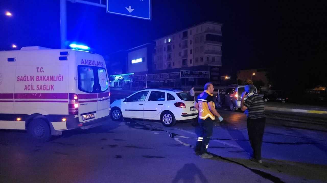 Çorum'da Hafif Ticari Araç ile Otomobil Çarpıştı: 4 Yaralı