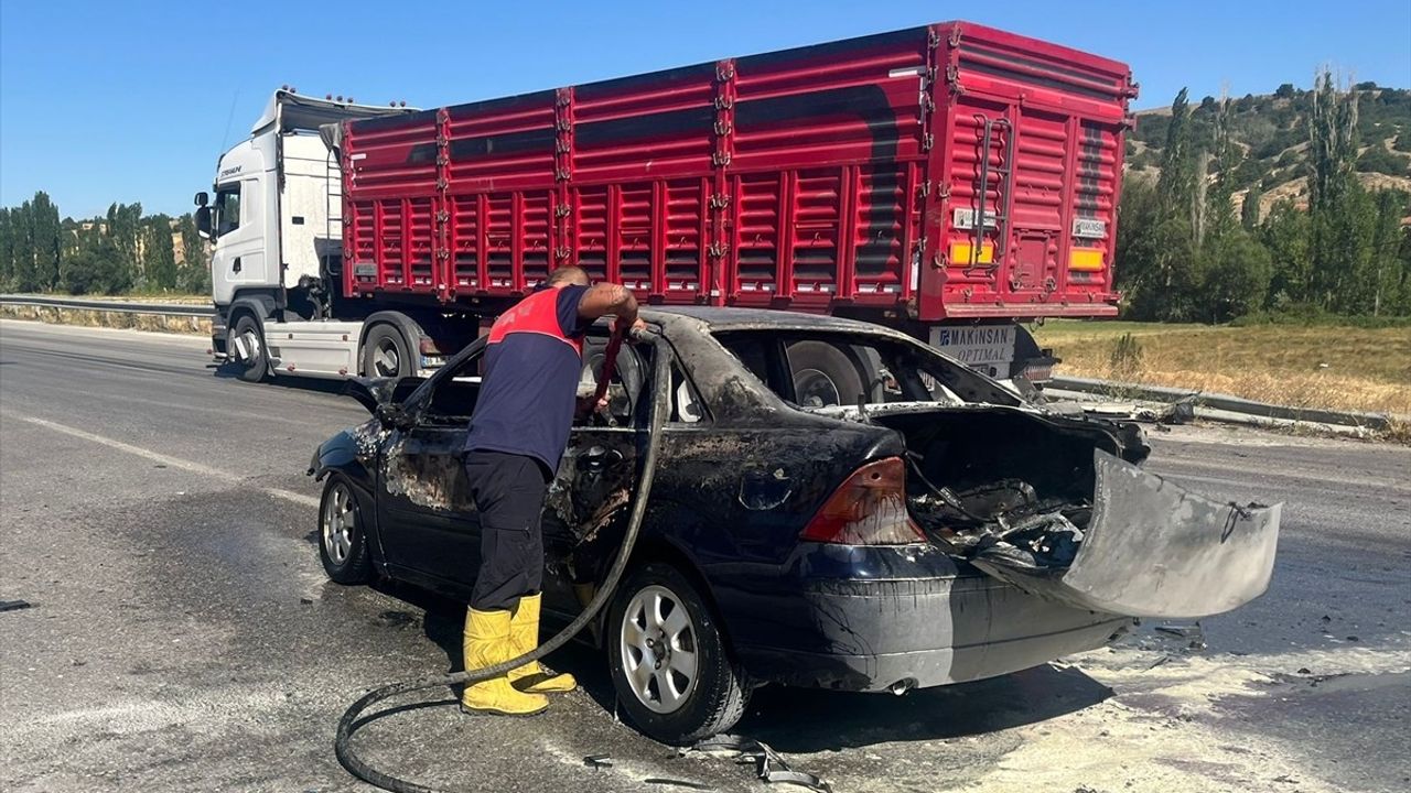 Çorum'da İki Otomobil Çarpıştı: 4 Yaralı