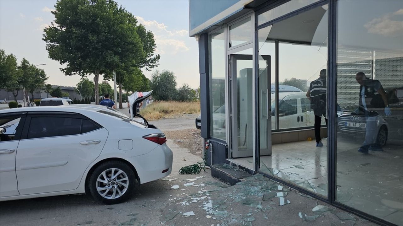 Çorum'da Kurşunlama Olayında Cam Üzerine Düşen Kişi Yaralandı