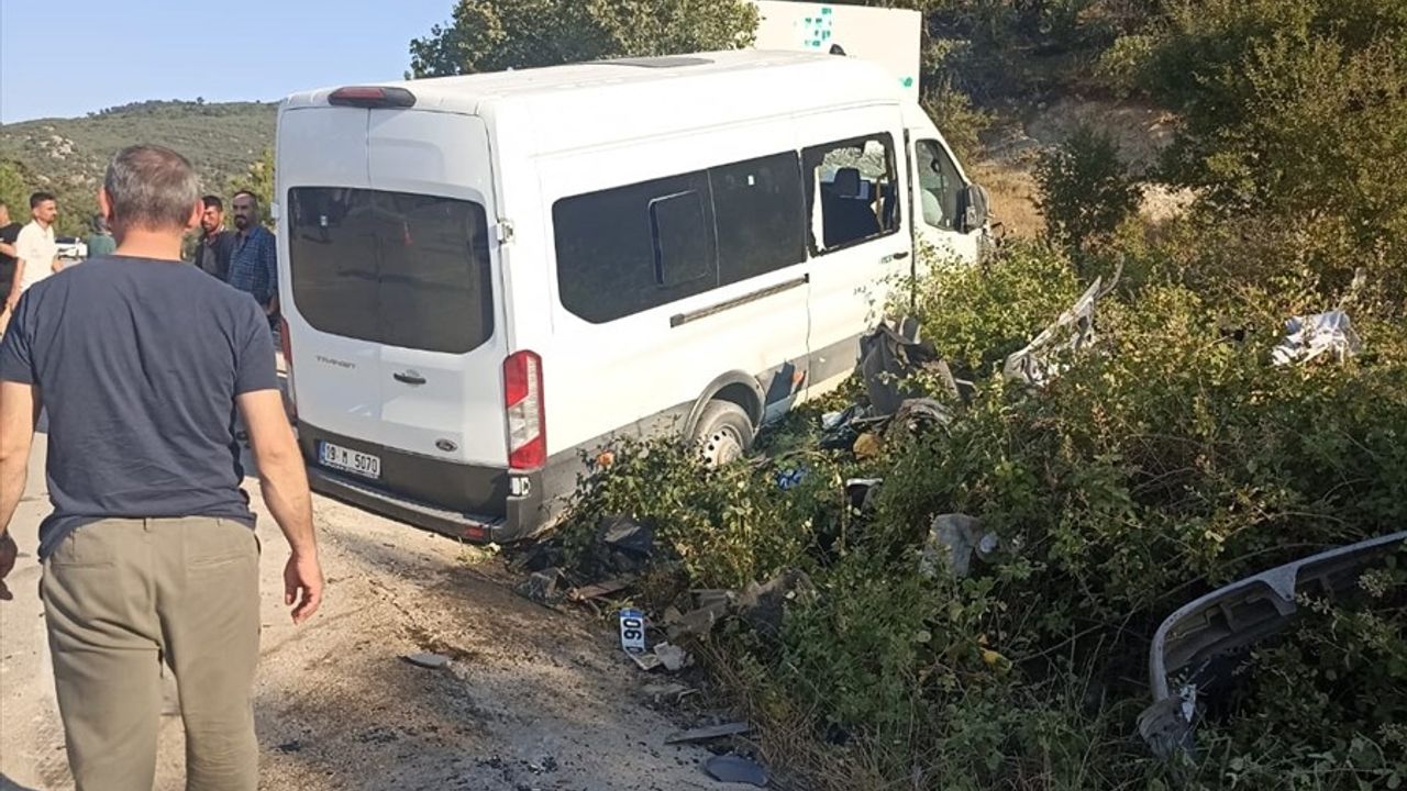 Çorum'da Yolcu Minibüsü ile Otomobil Çarpıştı: 11 Yaralı