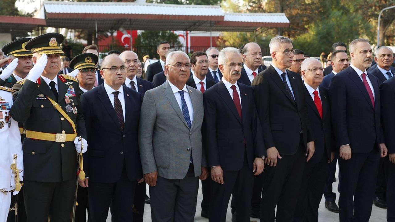 Cumhurbaşkanı Erdoğan, KKTC'de Atatürk Anıtı'na Çelenk Sundı