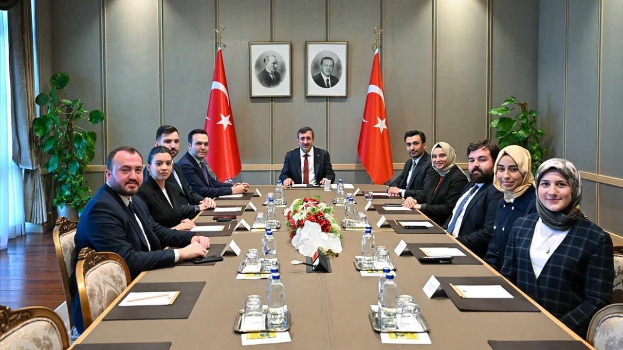 Cumhurbaşkanı Yardımcısı Cevdet Yılmaz, Gençlik Kolları Başkanı Yusuf İbiş'i Kabul Etti