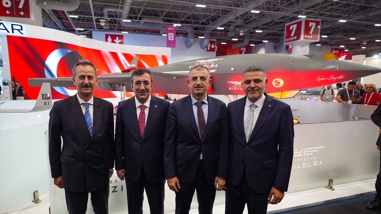Cumhurbaşkanı Yardımcısı Cevdet Yılmaz, IDEF 2025 Fuarı'nı Ziyaret Etti