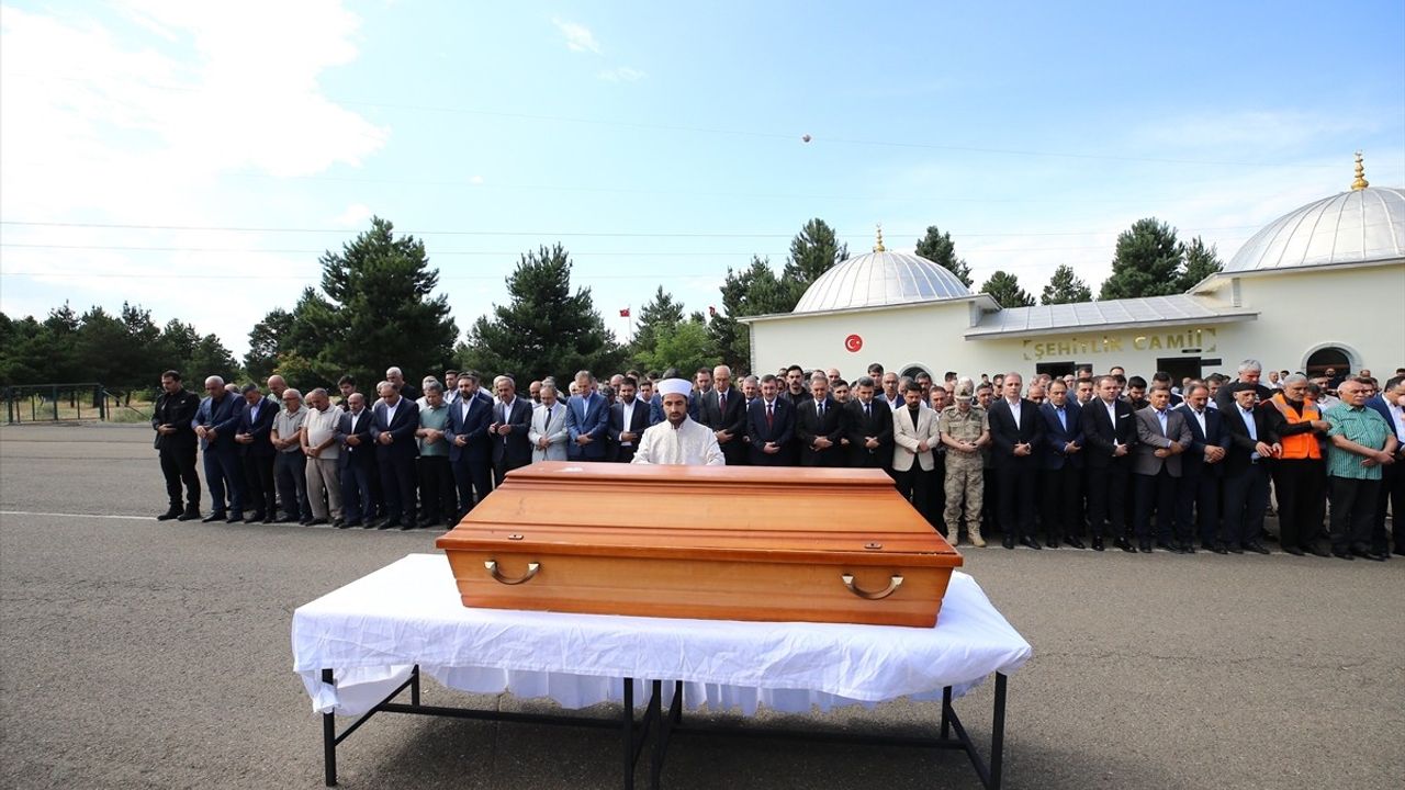 Cumhurbaşkanı Yardımcısı Cevdet Yılmaz, Yeğeni Şiyar Güneş'in Cenaze Törenine Katıldı