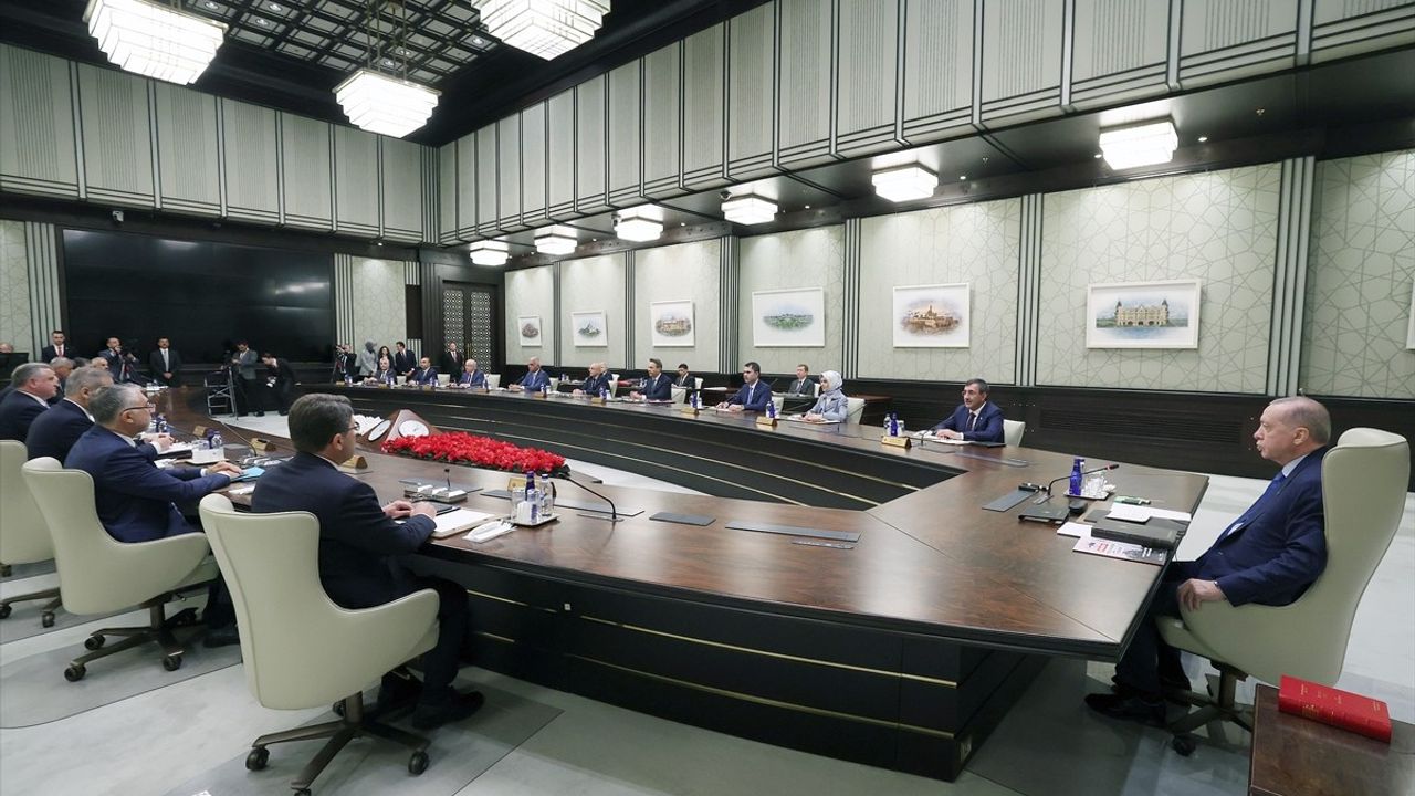 Cumhurbaşkanlığı Kabinesi Toplandı: Önemli Gelişmeler Bekleniyor