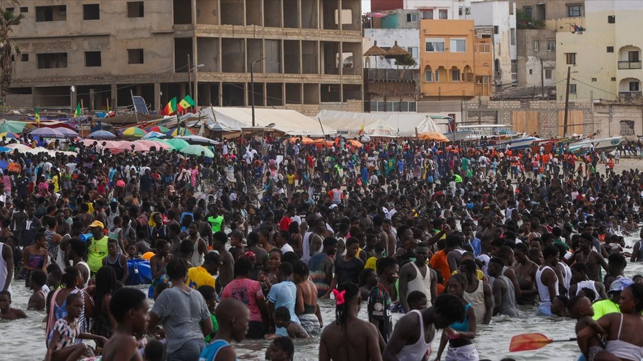 Dakar'da Sıcak Hava, Sahilleri Doldurdu