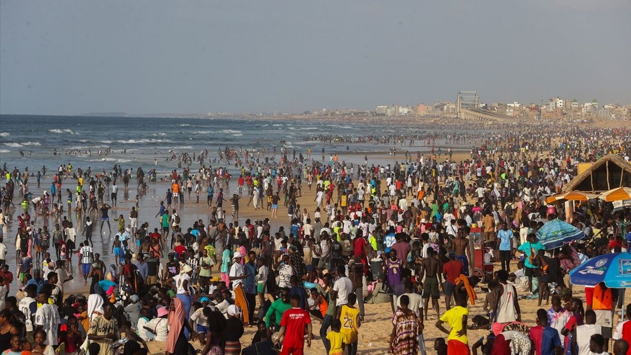 Dakar'da Yoff Plajı, Sıcak Havalarda Ziyaretçi Akınına Uğradı