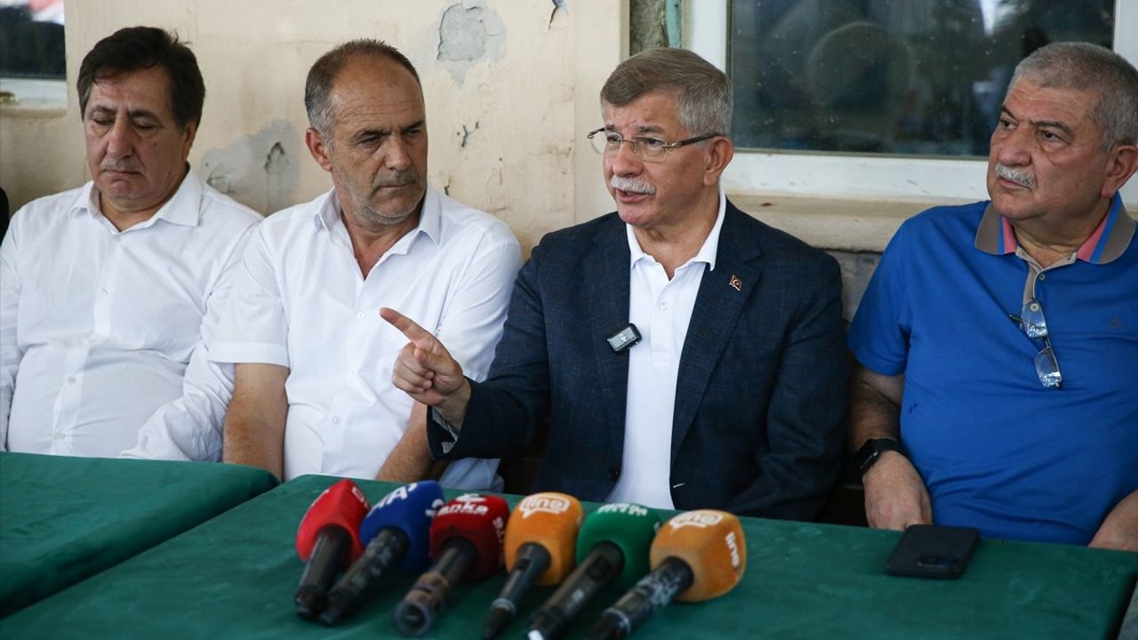 Davutoğlu, Bursa'daki Orman Yangınında Etkilenen Mahalleyi Ziyaret Etti