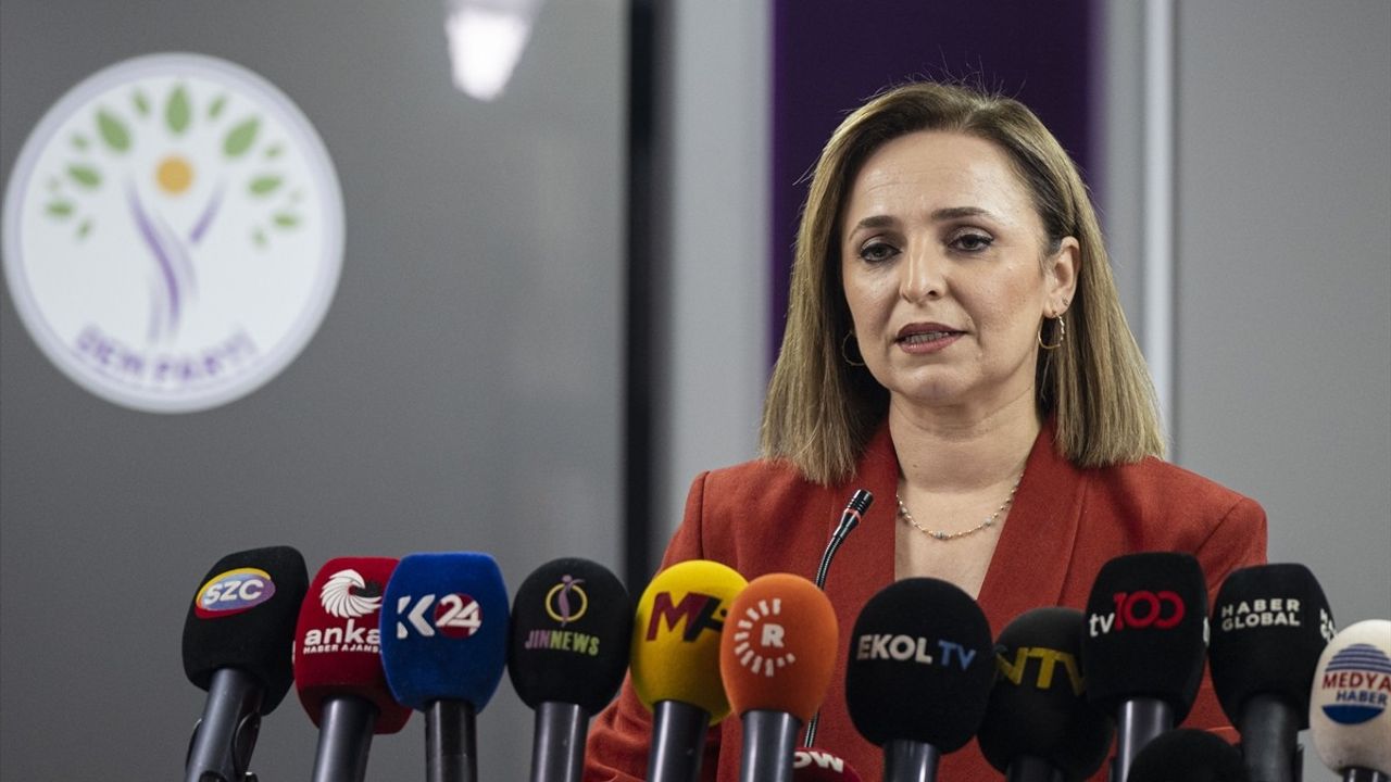 DEM Parti Sözcüsü Ayşegül Doğan'dan Basın Toplantısı: "Masada Yer Almak Çözüm Sürecine İvme Kazandırır"