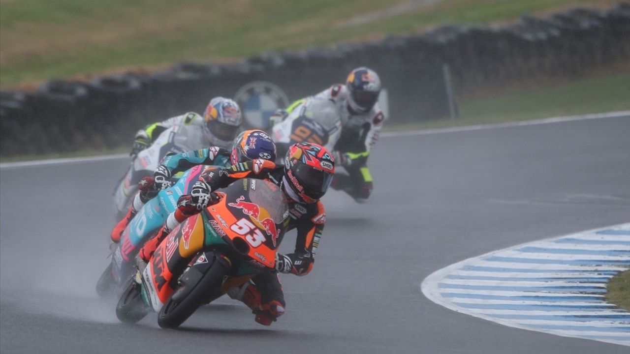 Deniz Öncü, Almanya'daki Moto2 Yarışını Kazandı