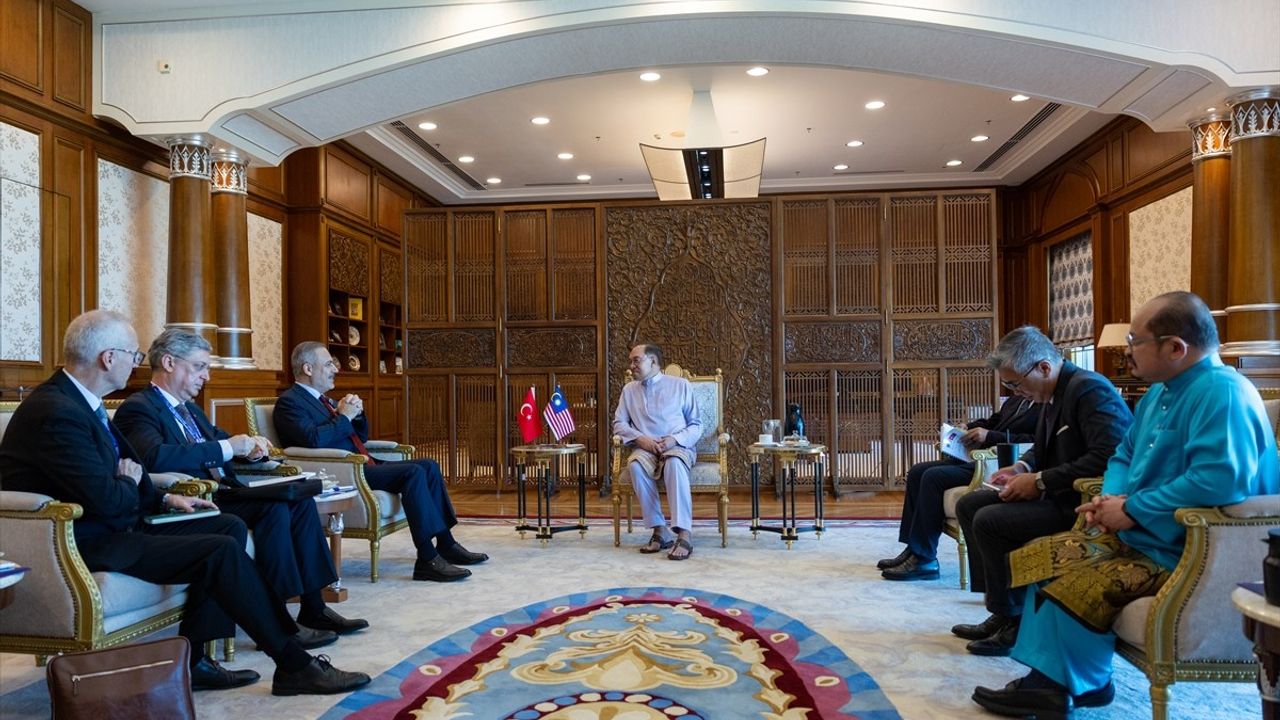 Dışişleri Bakanı Hakan Fidan, Malezya Başbakanı Enver İbrahim ile Görüştü