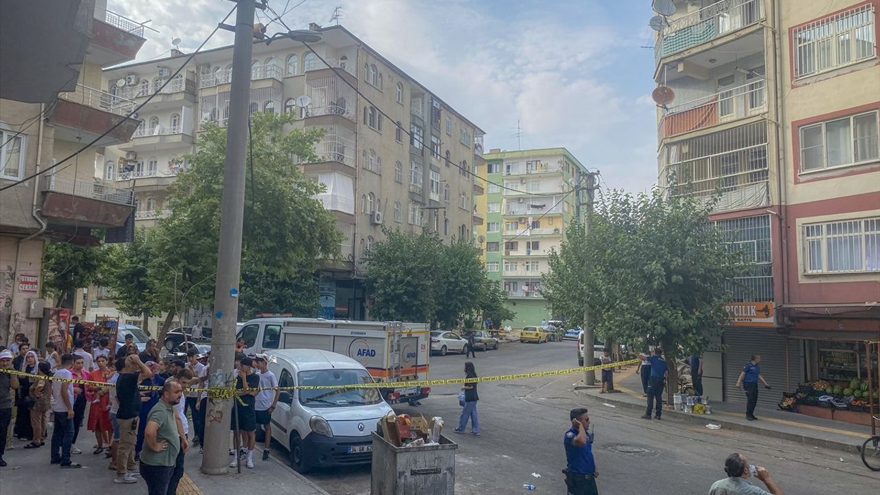 Diyarbakır'da 7 Katlı Bina Sallanma İhbarı Üzerine Tahliye Edildi