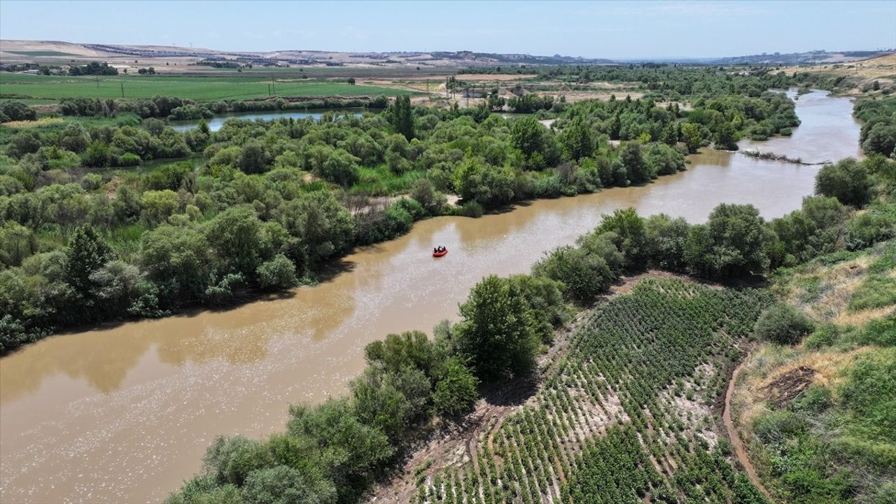 Diyarbakır'da Dicle Nehri'nde kaybolan genci arama çalışmaları sürüyor