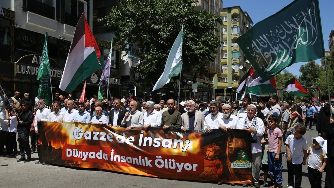 Diyarbakır'da Hazreti Muhammed Karikatürüne Tepki Gösterildi