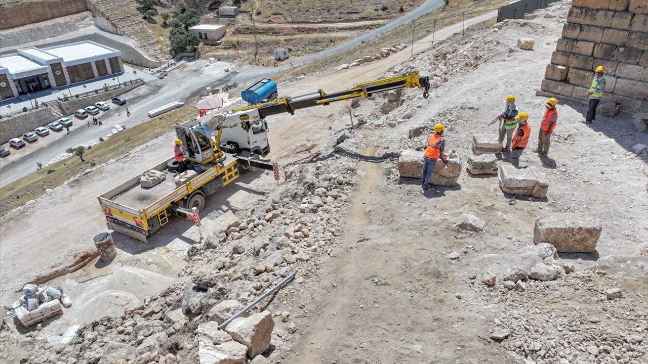 Diyarbakır'daki 3 Bin Yıllık Zerzevan Kalesi'nde Restorasyon Çalışmaları Başladı