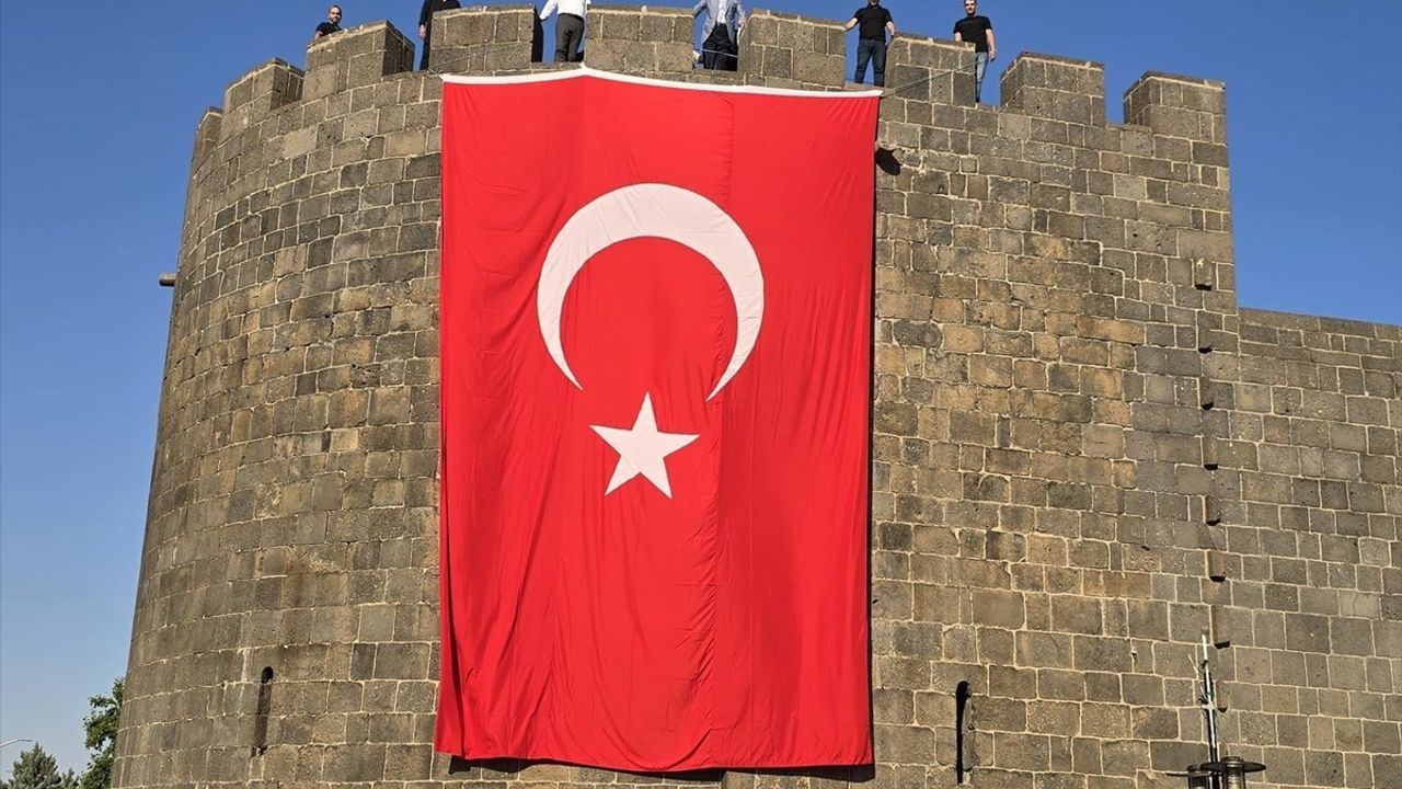 Diyarbakır Surları'na Türk Bayrağı Asıldı