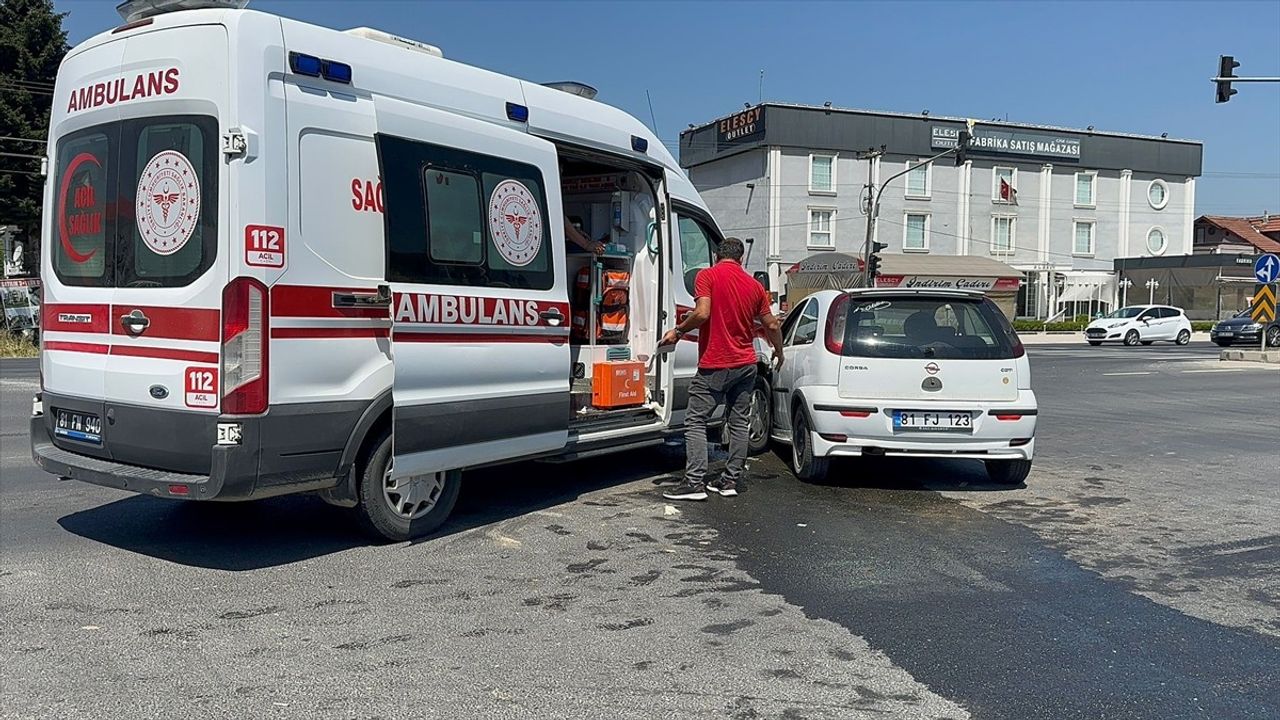 Düzce'de Ambulans ile Otomobil Çarpıştı: İki Yaralı