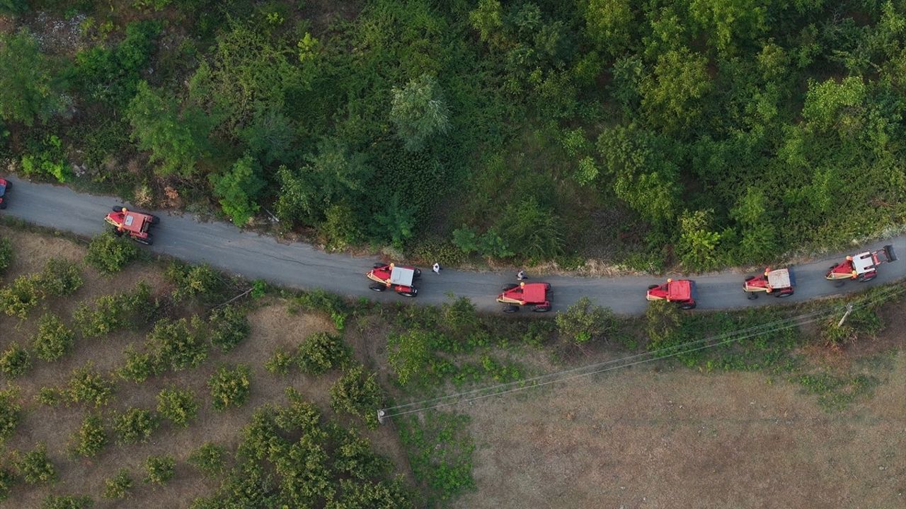 Düzce'de Çiftçi Ailenin Sünnet Düğününde Traktör Konvoyu