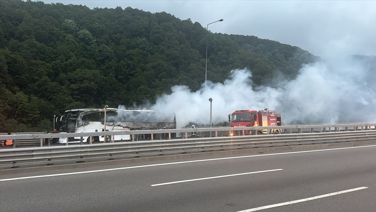 Düzce'de Otobüs Yangını: İstanbul İstikameti Ulaşıma Kapandı