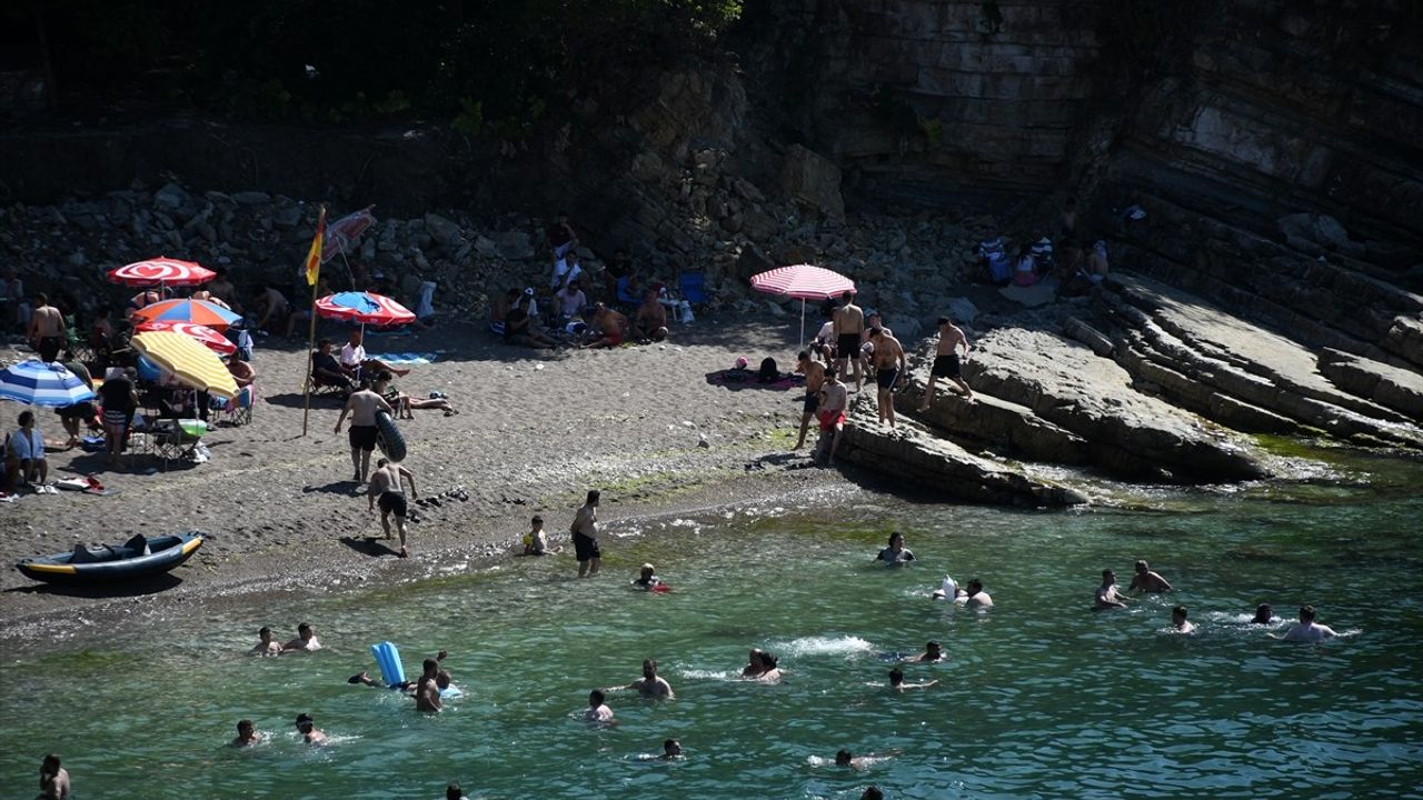 Düzce'de Sıcak Hava Sahilleri Doldurdu