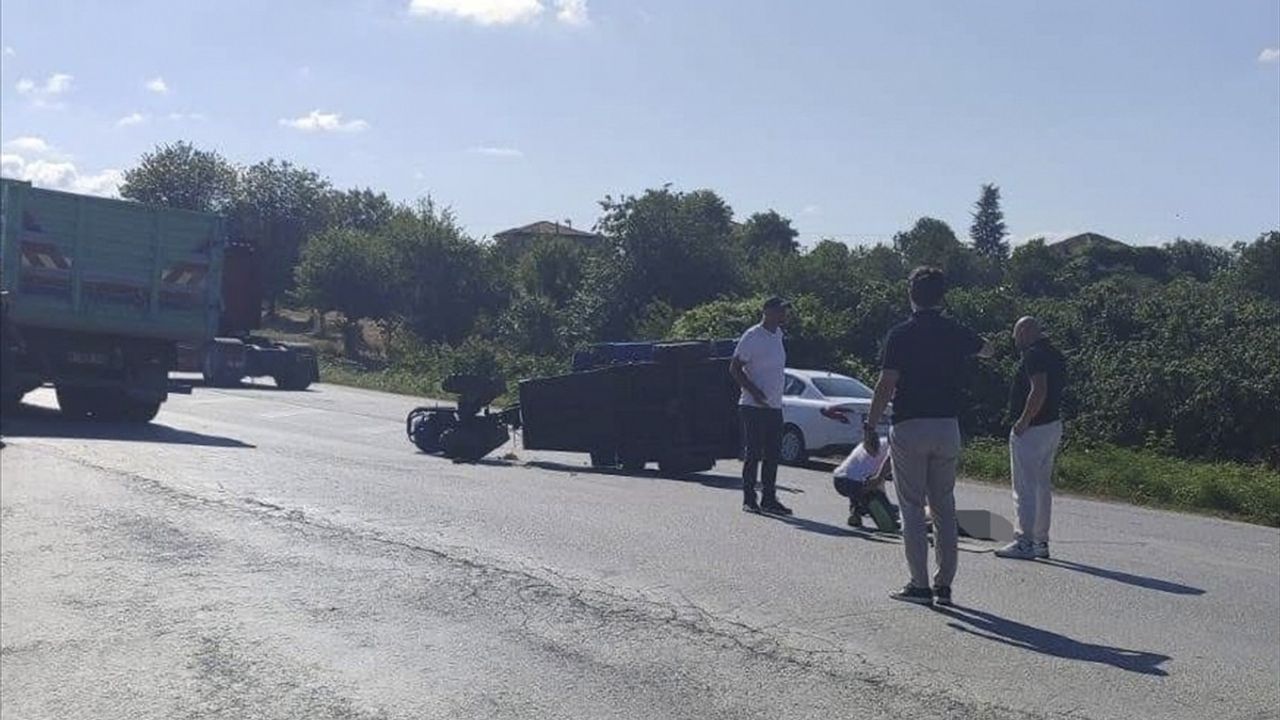 Düzce'de Tarım Aracı ile Kamyon Çarpıştı: Sürücü Hayatını Kaybetti