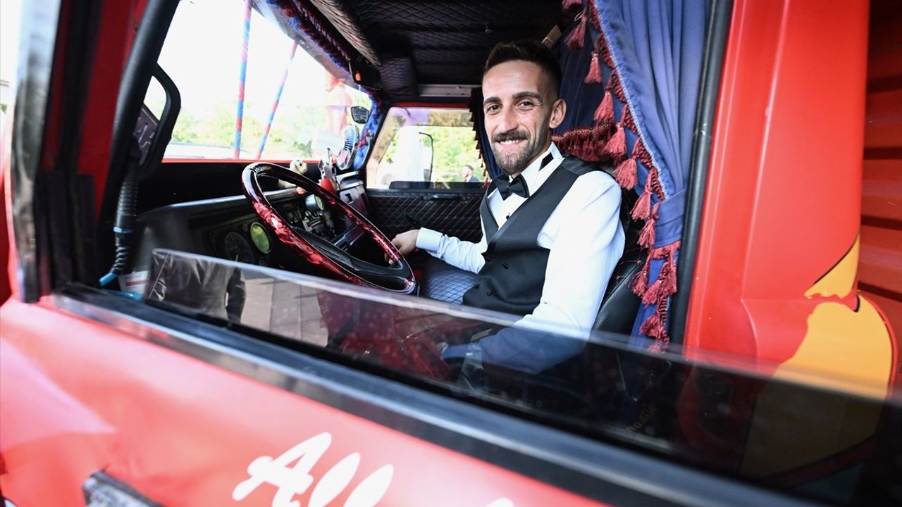 Düzceli Kamyon Sürücüsü Düğününde Ekmek Teknesini Gelin Arabası Yaparak Sürpriz Yaptı