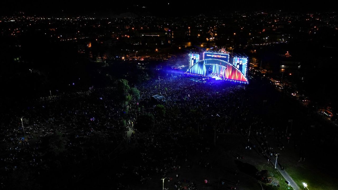 Ebru Yaşar, Van'da Türkiye Kültür Yolu Festivali kapsamında konser verdi