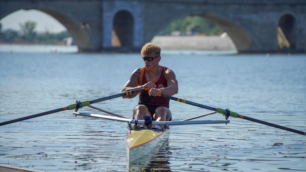 Edirne'de Gençler Türkiye Kupası Kürek Yarışları Devam Ediyor