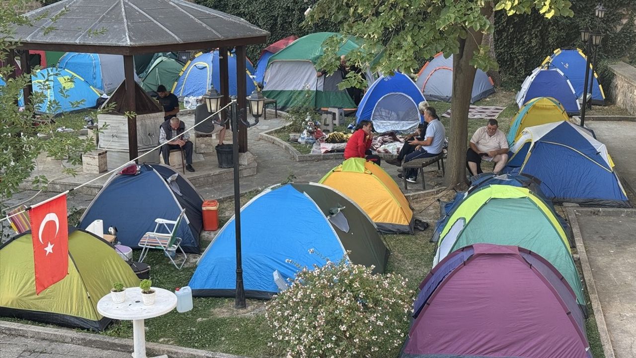 Edirne'de Kırkpınar Güreşleri Ziyaretçileri Açık Havada Konakladı