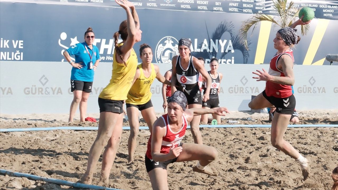 EHF Avrupa Plaj Hentbolu Şampiyonası Antalya'da Devam Ediyor