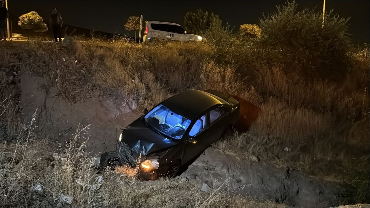 Elazığ'da Otomobil Devrildi: 5 Kişi Yaralandı