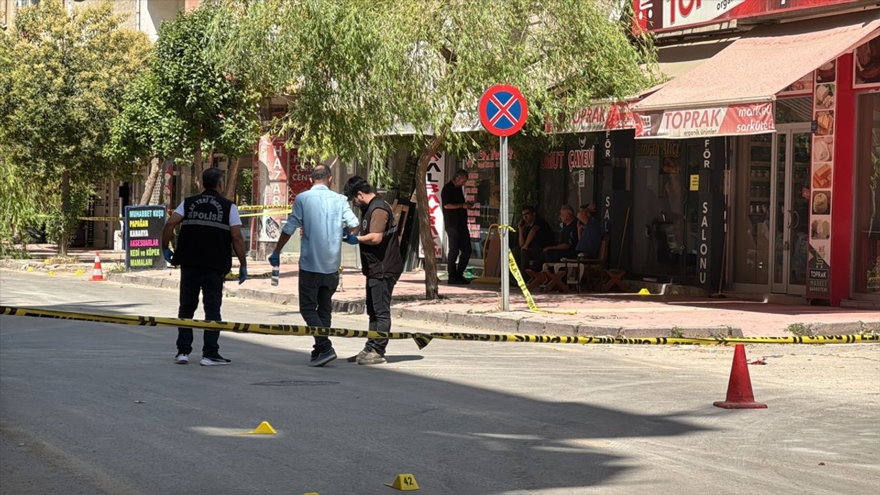 Elazığ'da Rastgele Ateş Açan Zanlıya Müdahale Sırasında 1 Polis Yaralandı