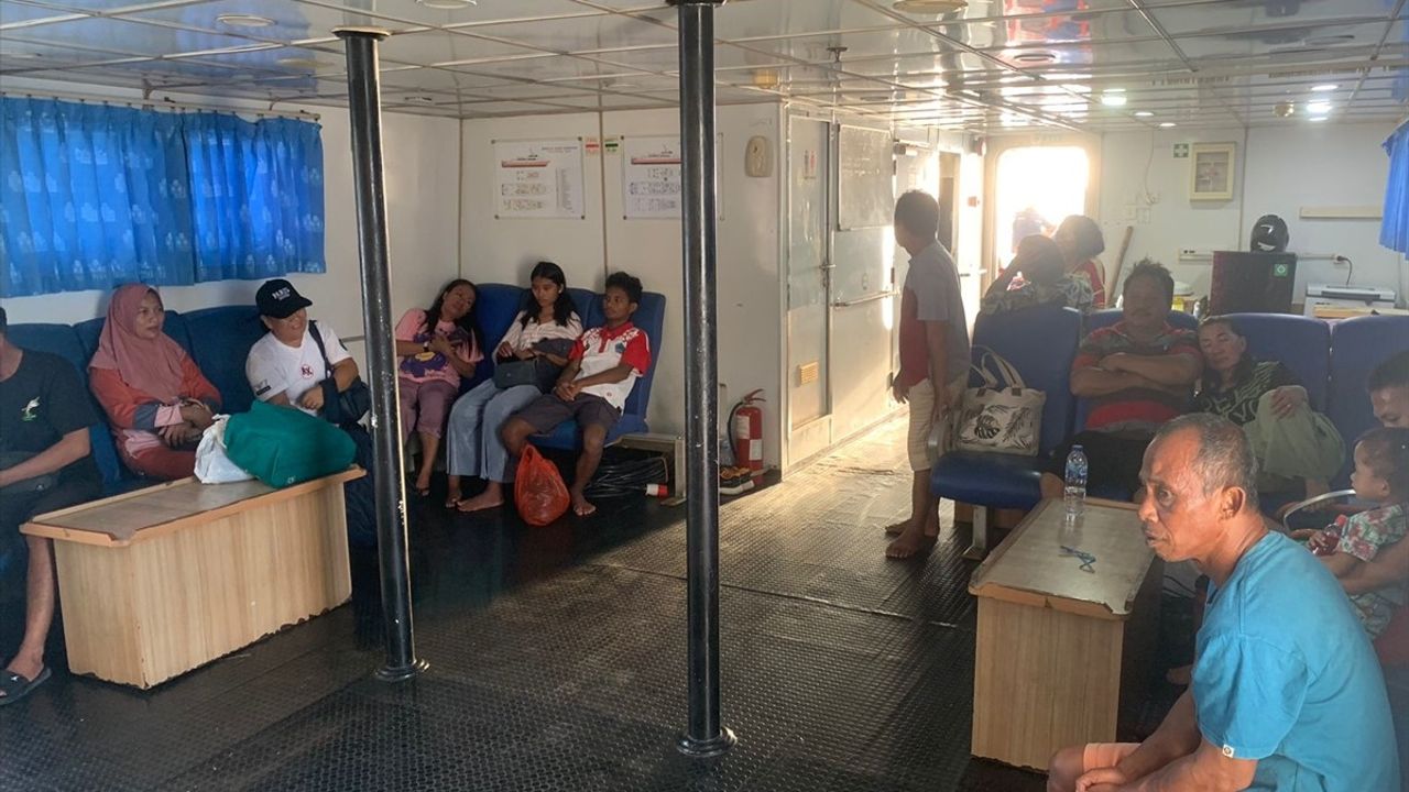 Endonezya Açıklarında Yolcu Feribotu Yangını: 5 Ölü, 284 Kurtarıldı