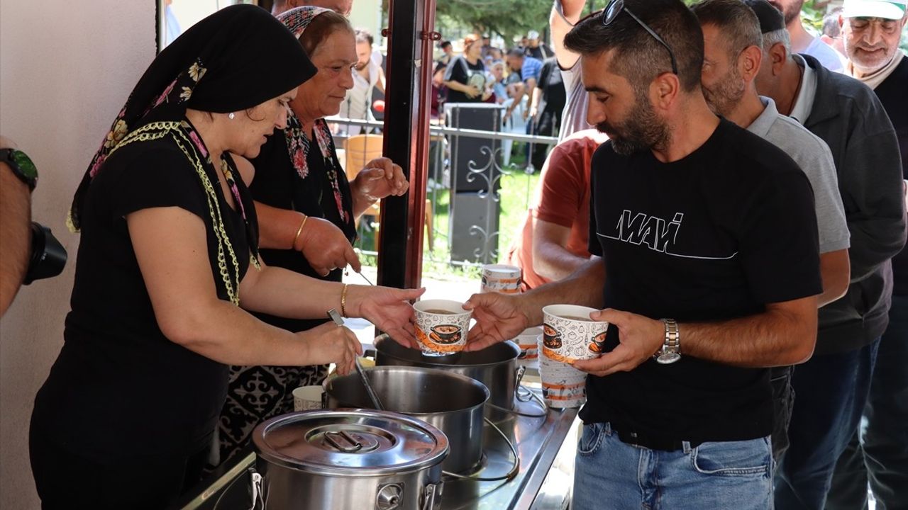 Erzincan'da Cemevinde Muharrem Ayı'na Özel Aşure Dağıtımı Gerçekleşti