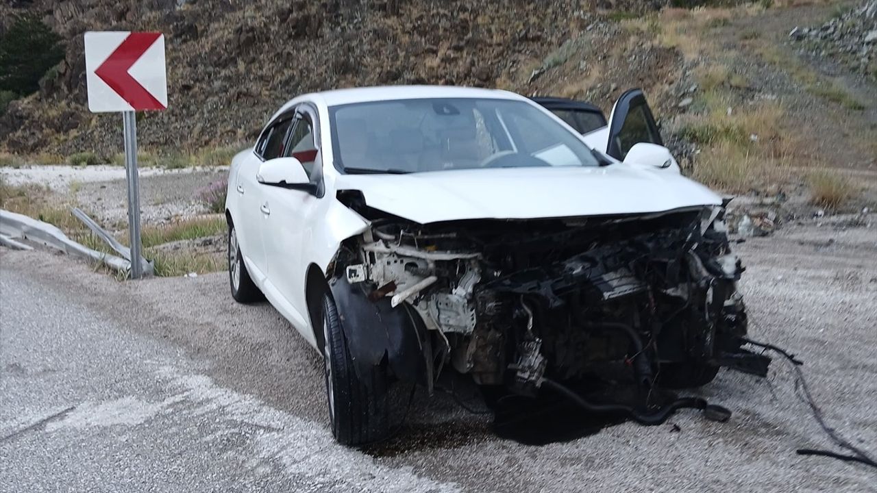 Erzincan'da İki Trafik Kazasında 5 Kişi Yaralandı