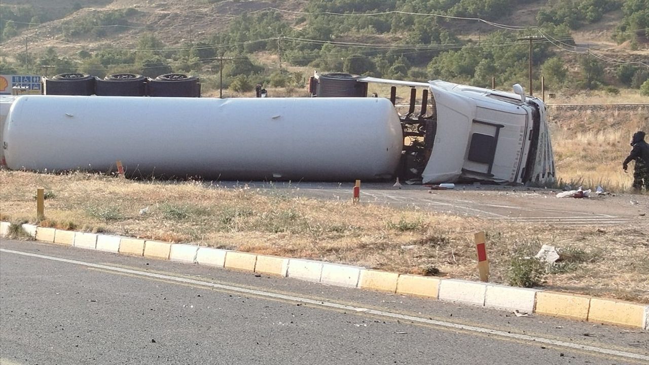 Erzincan'da Kimyasal Gaz Yüklü Tır Devrildi: Kara Yolu Kapatıldı