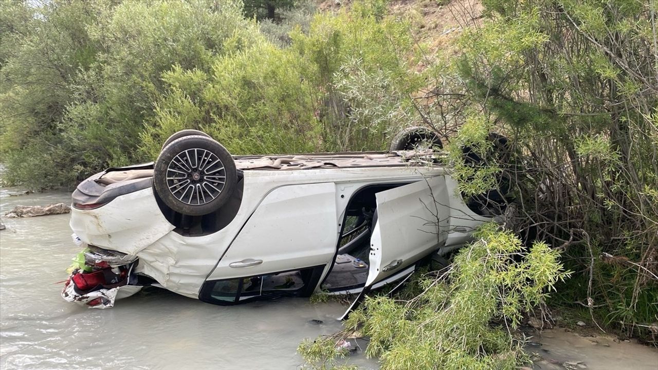 Erzincan'da Otomobil Dereye Devrildi, 4 Kişi Yaralandı