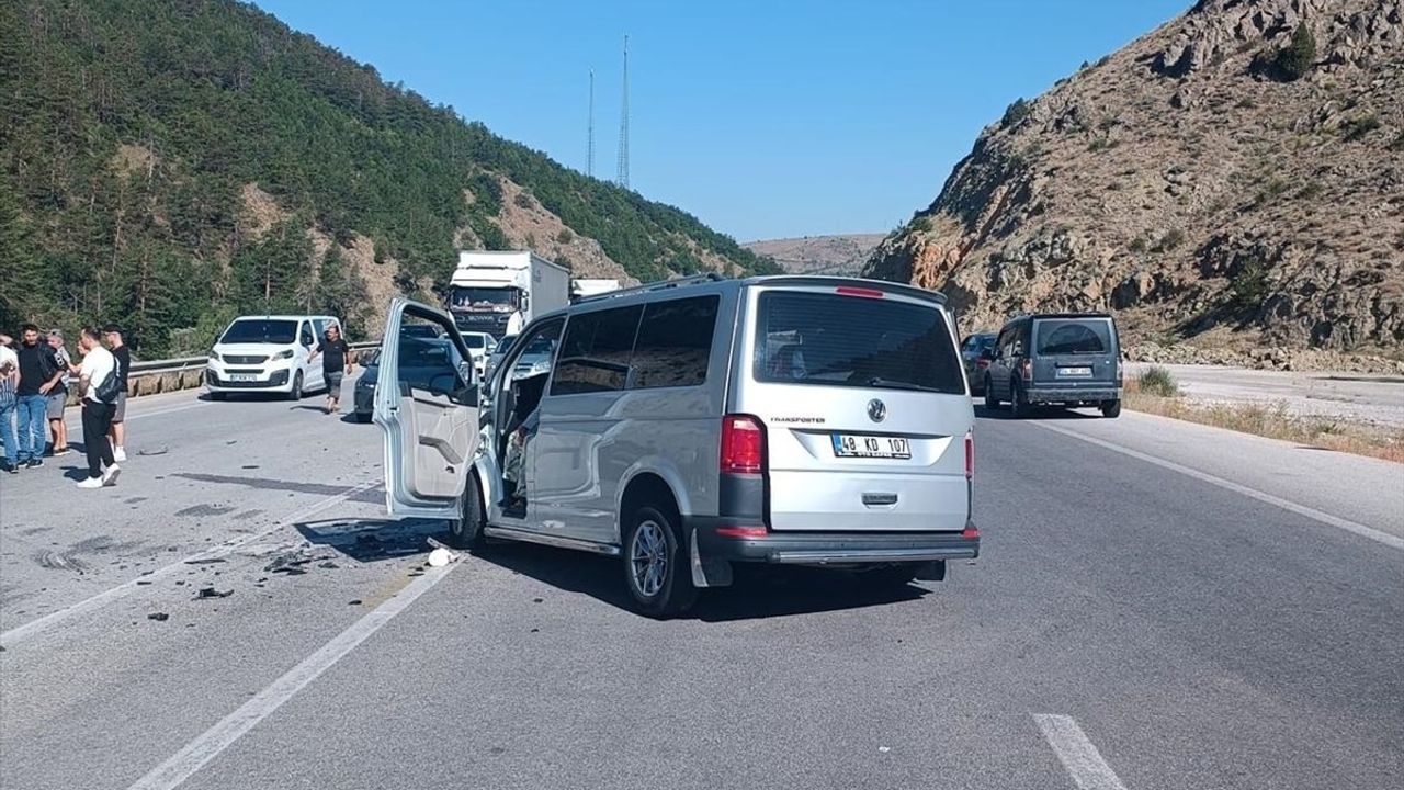 Erzincan'da Trafik Kazası: 1 Çocuk Hayatını Kaybetti, 9 Kişi Yaralandı