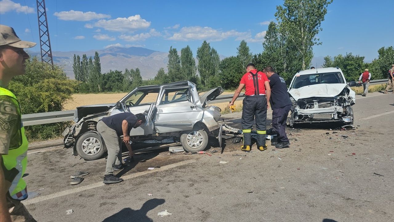 Erzincan'da Üç Araçla Zincirleme Kaza: Beş Yaralı